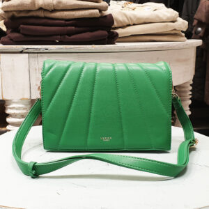 grön väska från ulrika med lock